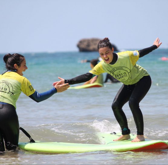 Deux élèves de Surf in Biarritz profitent des cours de surf