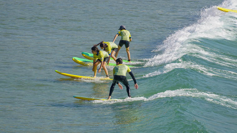 Plusieurs élèves de l'école Surf in Biarritz sur la meme vague