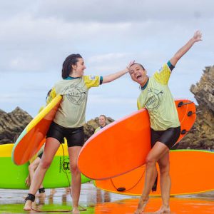 Deux élèves de l'école Surf in Biarritz après leurs cours de surf