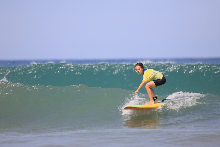 Elève seule sur sa vague en cours privé de surf à Biarritz