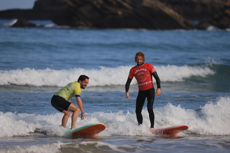 Surf avec le moniteur sur la meme vague en cours privé de surf à Biarritz