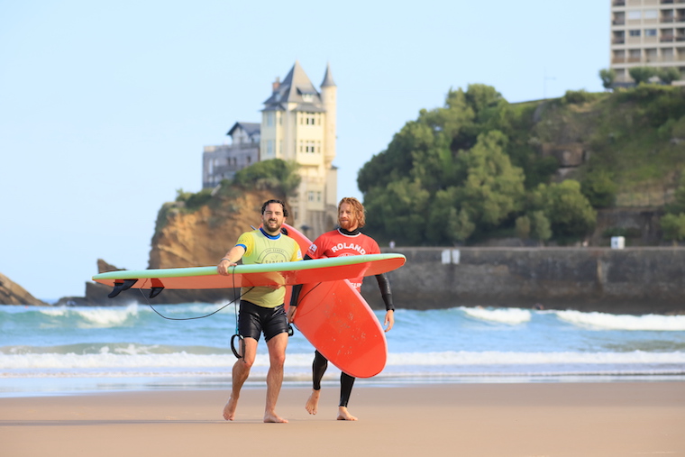 Sortie de l'eau d'un cours privé de surf Biarritz