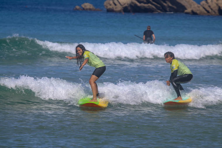 Deux élèves de l'école Surf in Biarritz sur la meme vague