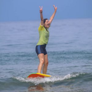 Elève de l'école Surf in Biarritz heureuse d'être debout
