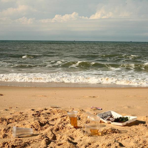 Cours de surf Biarritz | Les déchets laisser sur la plage